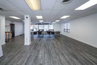 40 Railroad Ave, Glen Head, NY à louer Photo de l’immeuble– Image 2 sur 10