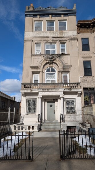 889 Saint Marks Ave, Brooklyn, NY à vendre - Photo principale – Image 1 sur 10
