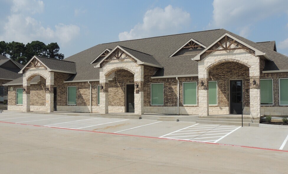 1904 Longmire Rd, Conroe, TX à louer - Photo principale – Image 1 sur 18