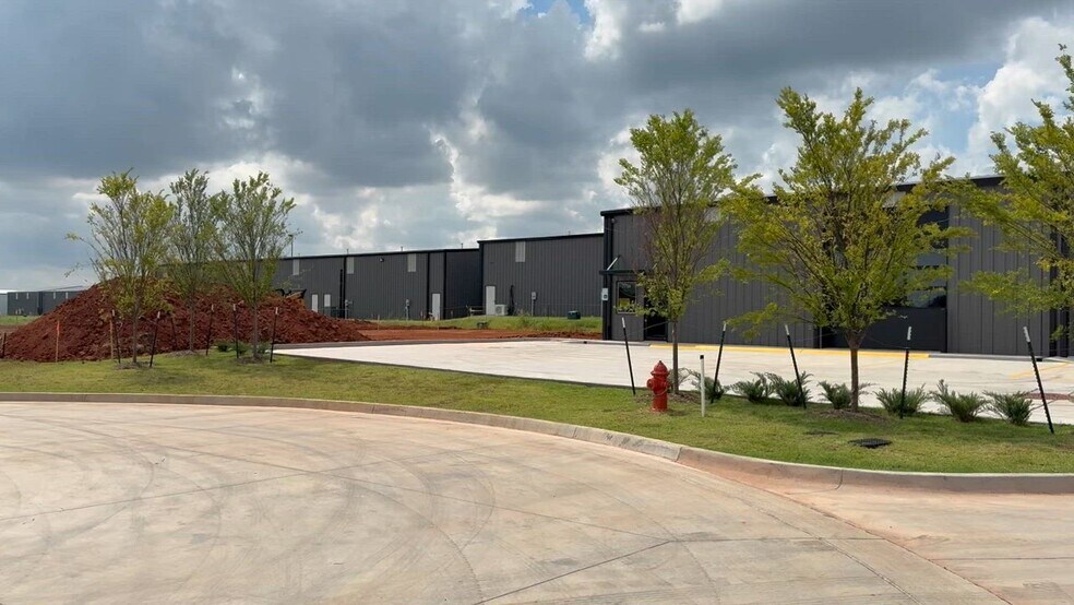 7717 NW 81st Cir, Oklahoma City, OK à louer - Vidéo sur l’annonce professionnelle – Image 2 sur 6