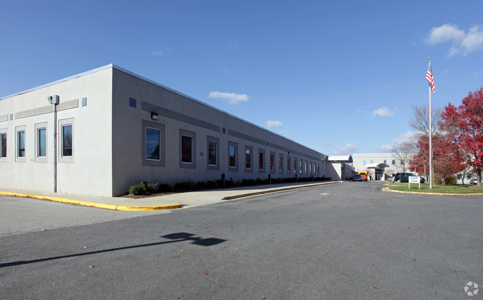11800 Tech Rd, Silver Spring, MD à louer - Photo de l’immeuble – Image 3 sur 7