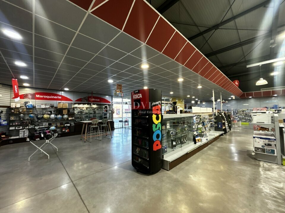 Local commercial dans  à vendre Photo de l’immeuble– Image 1 sur 12