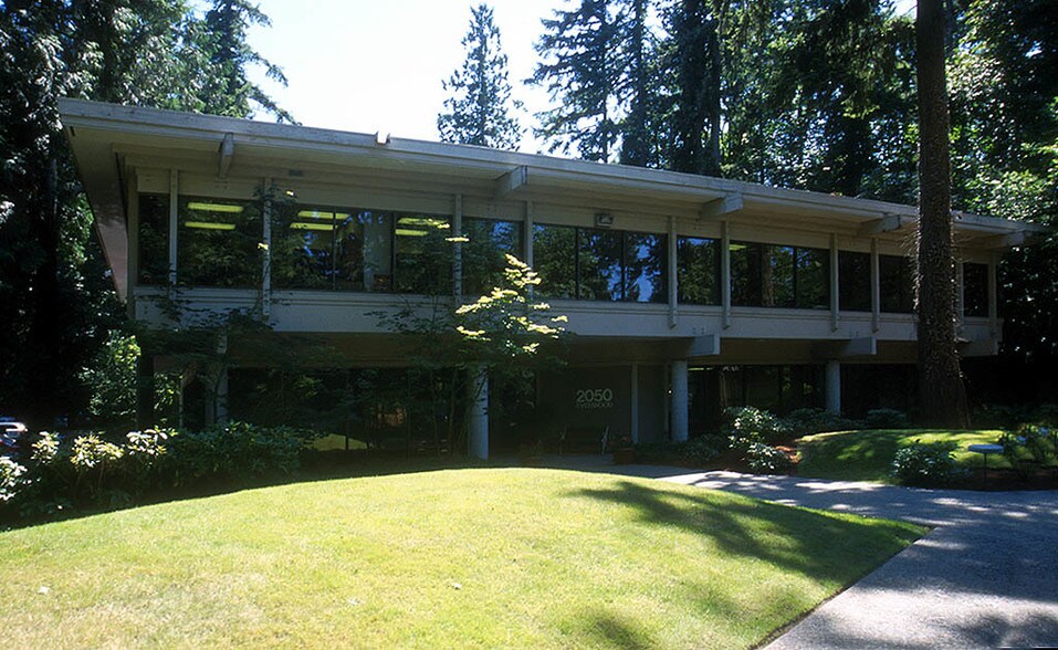 2050 112th Ave NE, Bellevue, WA à louer - Photo de l’immeuble – Image 3 sur 5
