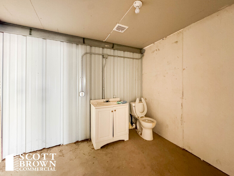 902 Utility Rd, Sanger, TX à louer - Photo de l’immeuble – Image 2 sur 27
