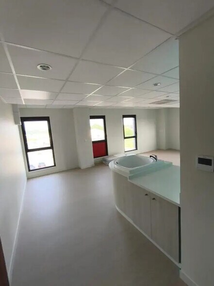 244 Rue Du Point Du Jour, Saint-Denis-lès-Bourg à louer - Photo de l’immeuble – Image 2 sur 5