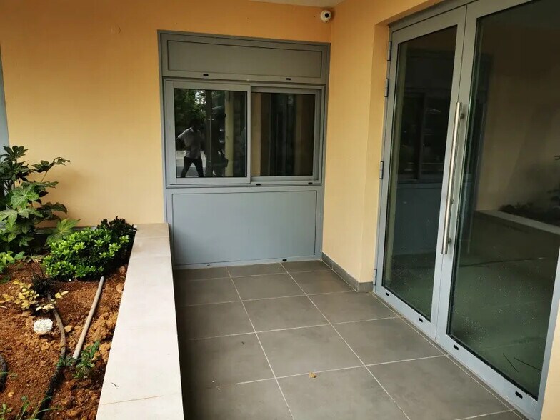 Local commercial dans Biot à louer - Hall d’entrée – Image 3 sur 4