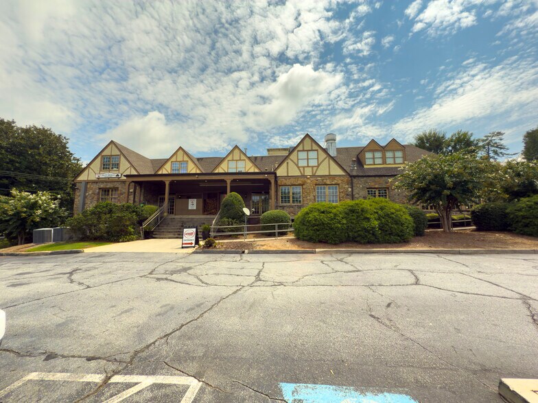 590 Mimosa Blvd, Roswell, GA à louer - Photo de l’immeuble – Image 3 sur 22
