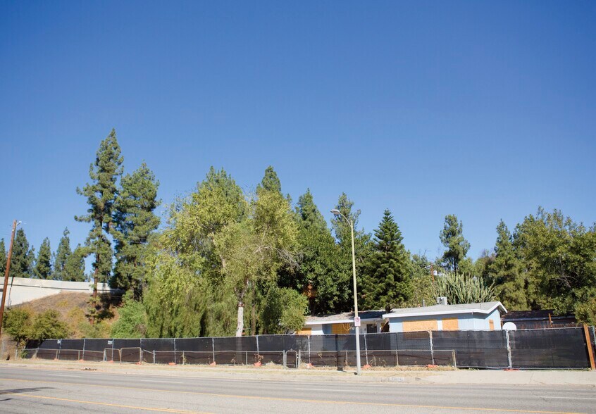 10810 Woodley Ave, Granada Hills, CA à vendre - Photo de l’immeuble – Image 2 sur 7