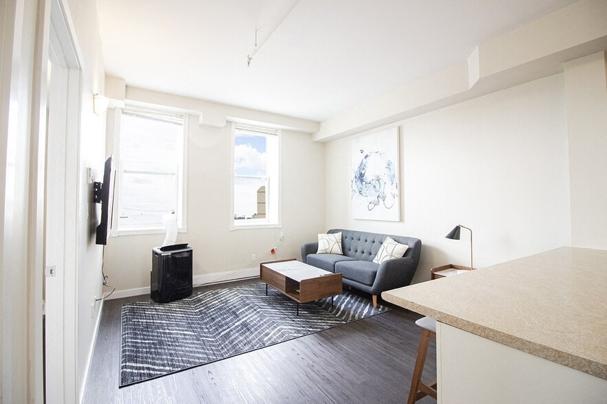 300 Taché Av, Winnipeg, MB à louer - Photo principale – Image 1 sur 29
