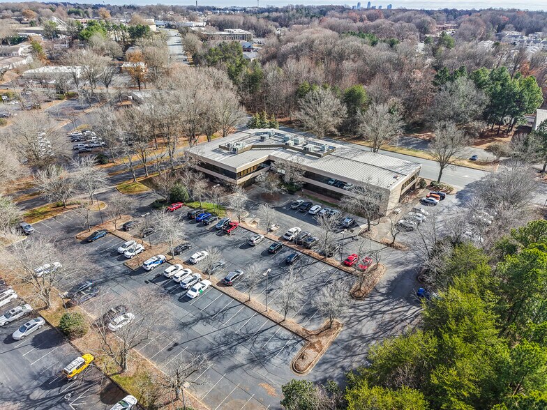 7990 North Point Blvd, Winston-Salem, NC à louer - Photo de l’immeuble – Image 1 sur 4