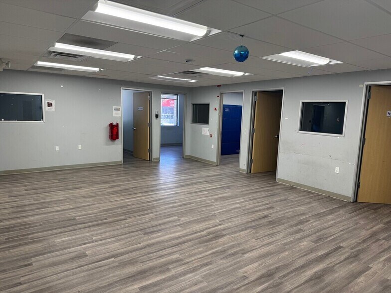 9335 Reseda Blvd, Northridge, CA à louer - Photo intérieure – Image 2 sur 11