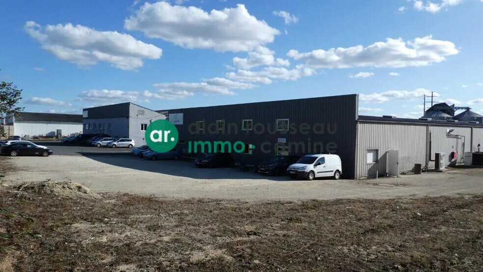 Local d’activités dans DOUÉ-LA-FONTAINE à louer - Photo de l’immeuble – Image 3 sur 5