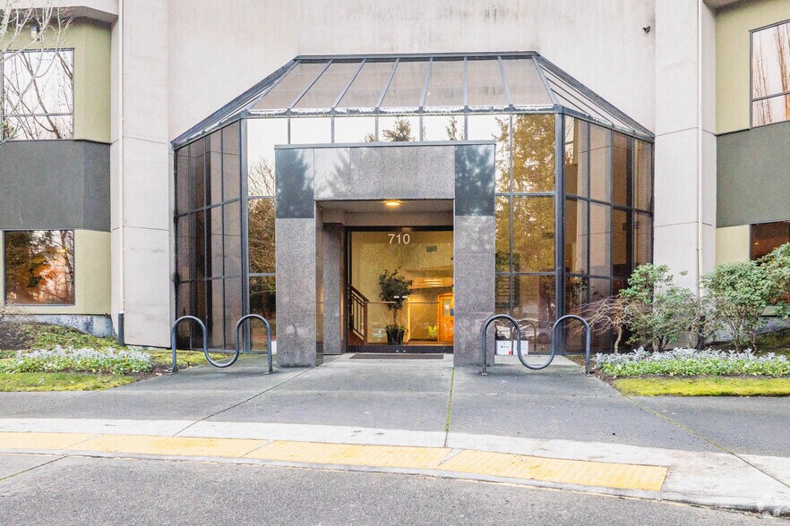 710 NW Juniper St, Issaquah, WA à louer - Photo de l’immeuble – Image 2 sur 4