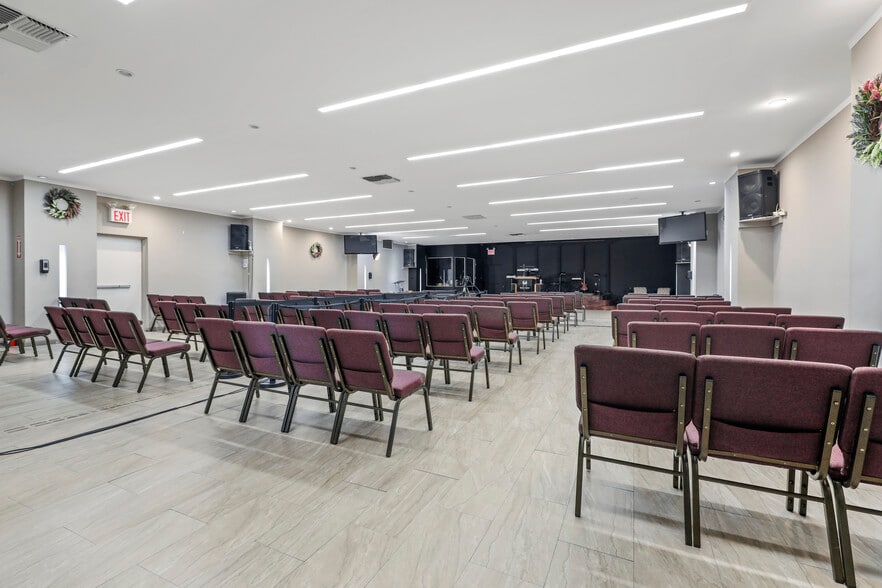 7202 Myrtle Ave, Glendale, NY à vendre - Photo intérieure – Image 1 sur 16