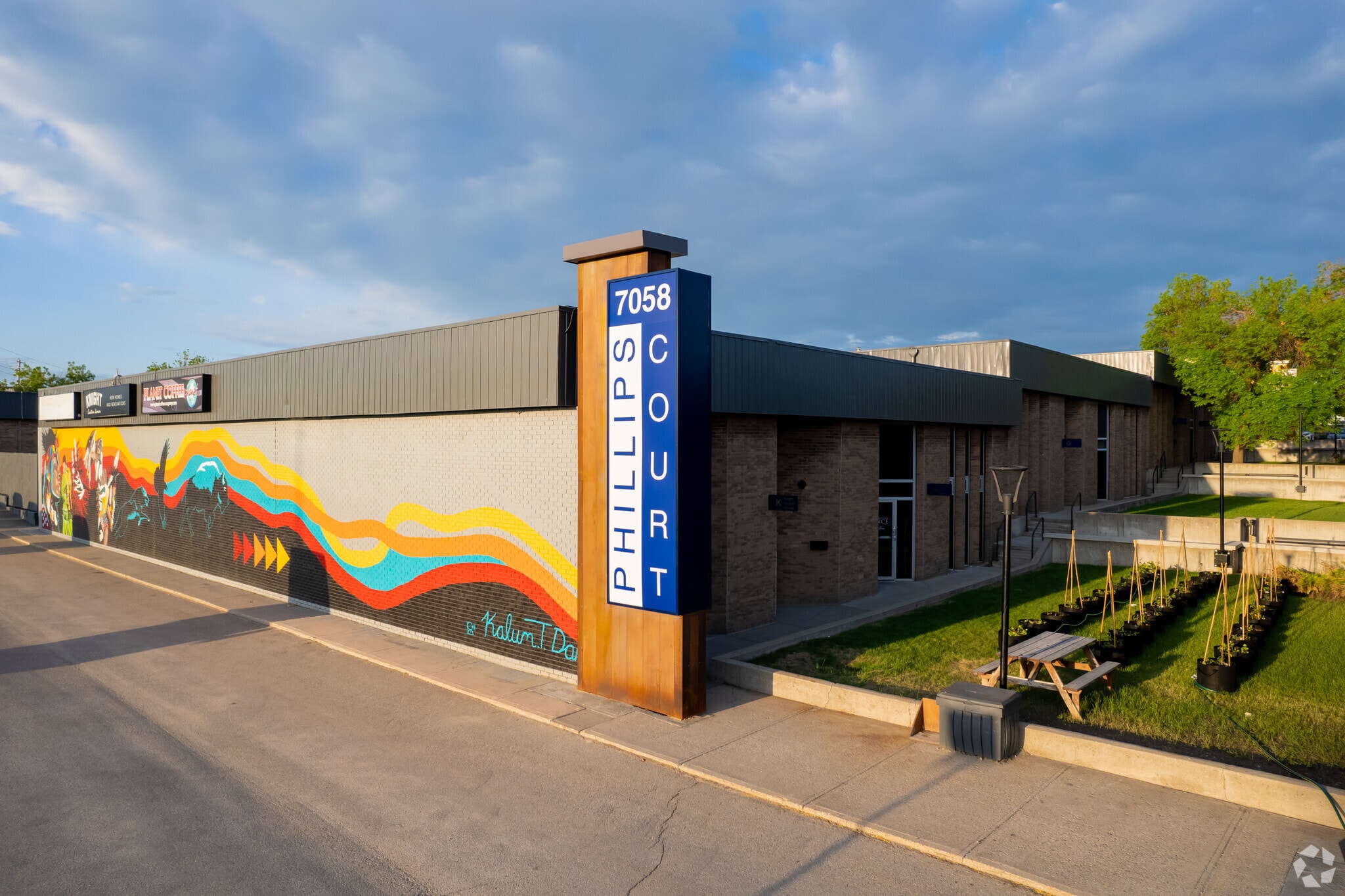 7058 Farrell Rd SE, Calgary, AB à louer Photo principale– Image 1 sur 11