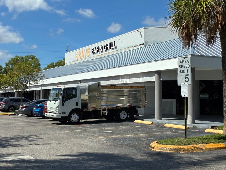 4505-4599 N Pine Island Rd, Sunrise, FL à louer - Photo de l’immeuble – Image 2 sur 12
