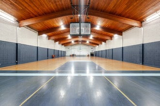 333 E Colorado St, Glendale, CA à louer Photo intérieure– Image 2 sur 7