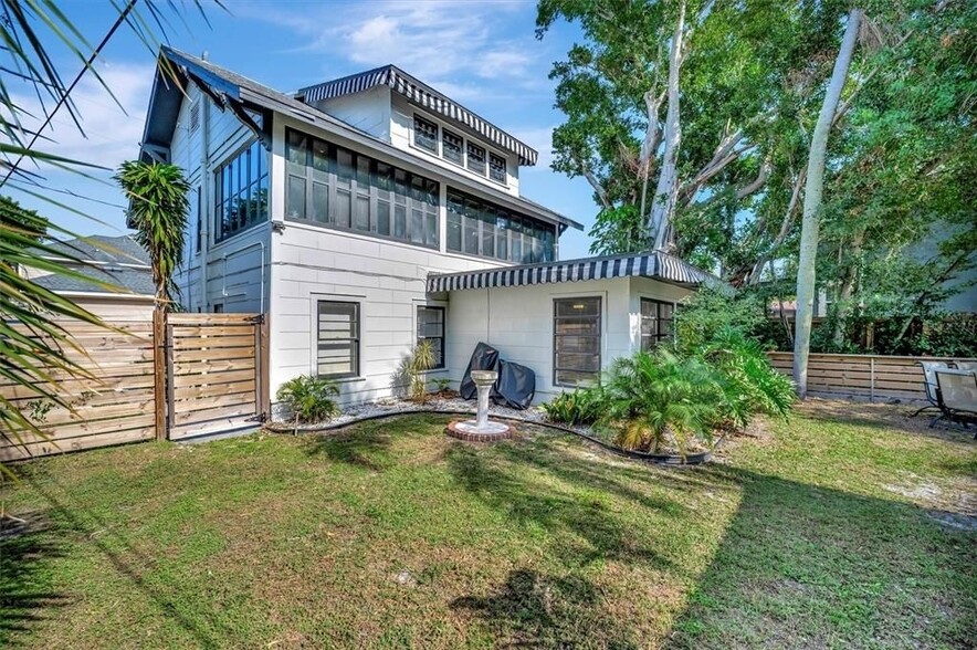421 11th Ave NE, Saint Petersburg, FL à vendre - Photo de l’immeuble – Image 1 sur 28