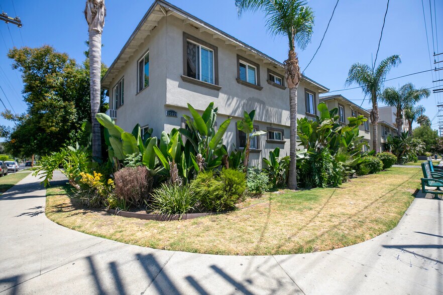 15455 Vanowen St, Van Nuys, CA à vendre - Photo de l’immeuble – Image 1 sur 19