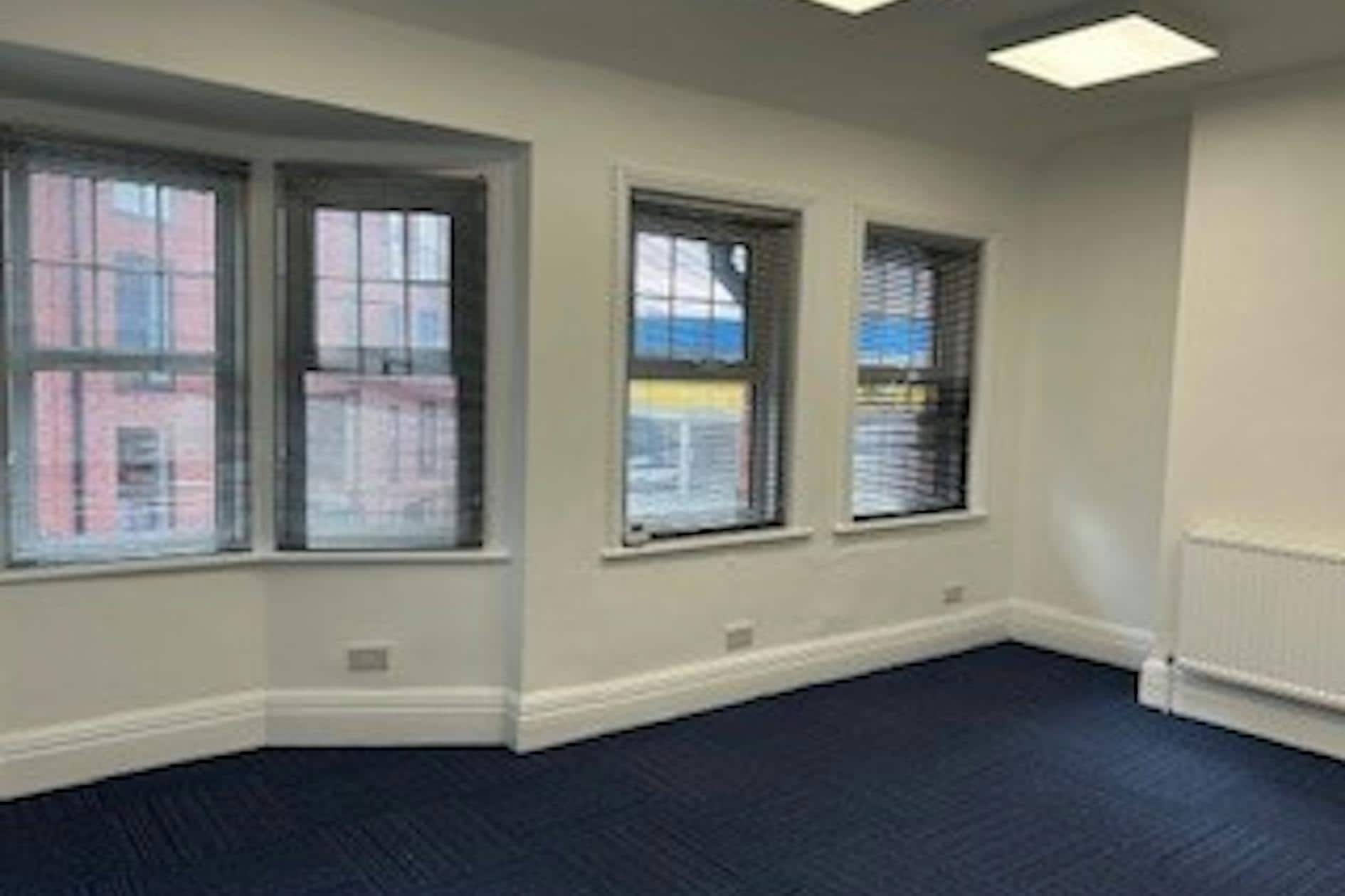 1 Portesbery Rd, Camberley à louer Photo intérieure– Image 1 sur 3