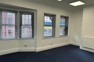 1 Portesbery Rd, Camberley à louer Photo intérieure– Image 1 sur 3