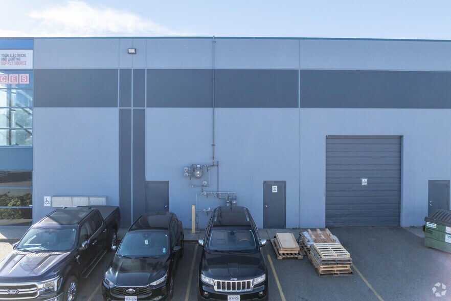 13015 84th Ave, Surrey, BC à louer - Photo de l’immeuble – Image 2 sur 3