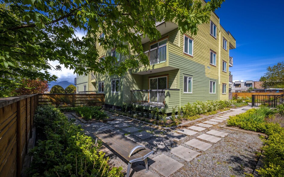 1016 8th Av E, Vancouver, BC à vendre - Photo de l’immeuble – Image 3 sur 6