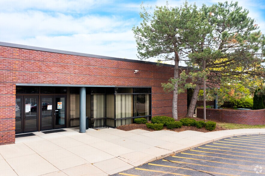 38905 6 Mile Rd, Livonia, MI à louer - Photo de l’immeuble – Image 3 sur 6