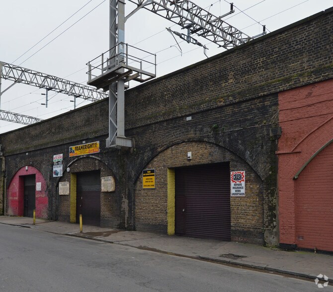 Three Colts Ln, Londres à louer - Photo de l’immeuble – Image 3 sur 3