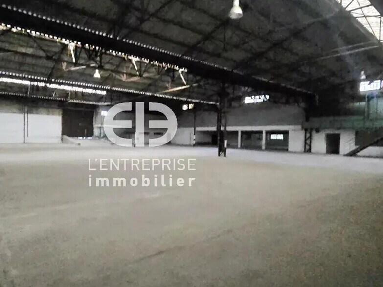 Industriel/Logistique dans La Trinité à louer - Photo de l’immeuble – Image 3 sur 13