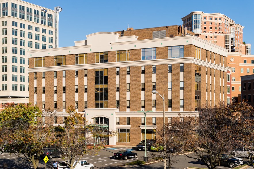 2121 Eisenhower Ave, Alexandria, VA à louer - Photo de l’immeuble – Image 1 sur 6