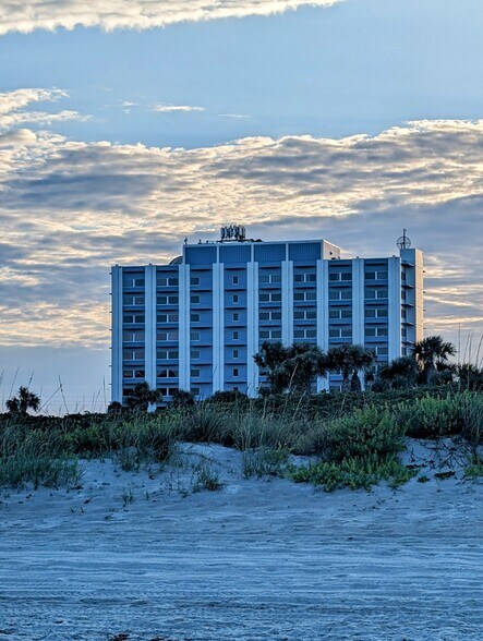 1980 N Atlantic Ave, Cocoa Beach, FL à louer - Photo principale – Image 1 sur 47