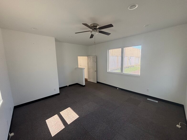 1814 E Ave NE, Cedar Rapids, IA à louer - Photo intérieure – Image 3 sur 10