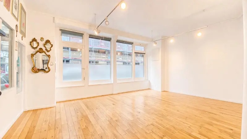 19 Rue Montcalm, Paris à louer - Photo de l’immeuble – Image 3 sur 5