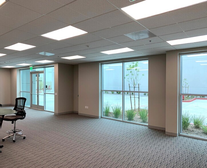 14078 Meridian Pky, Riverside, CA à vendre - Photo intérieure – Image 2 sur 3