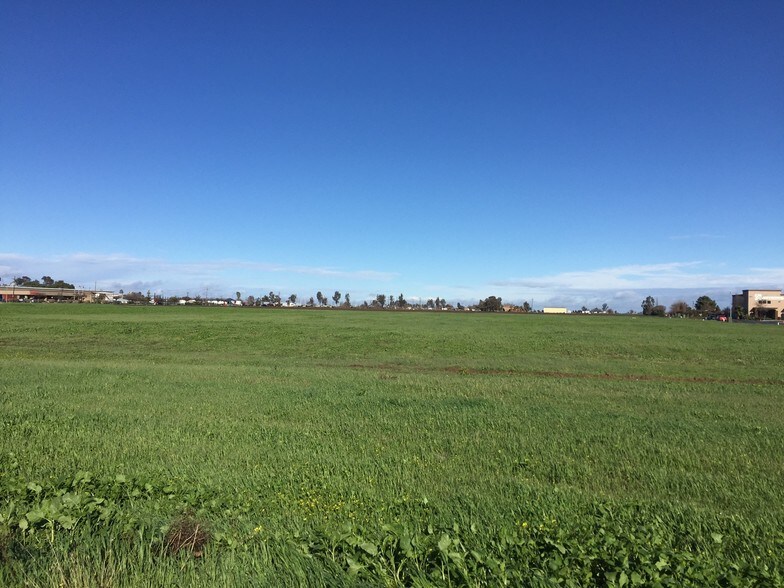215 Commerce Way, Los Banos, CA à vendre - Photo de l’immeuble – Image 2 sur 12