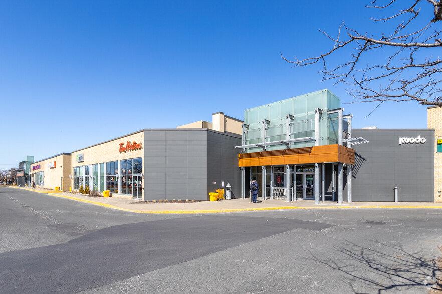 1001 Boul De Montarville, Boucherville, QC à louer - Photo de l’immeuble – Image 2 sur 10