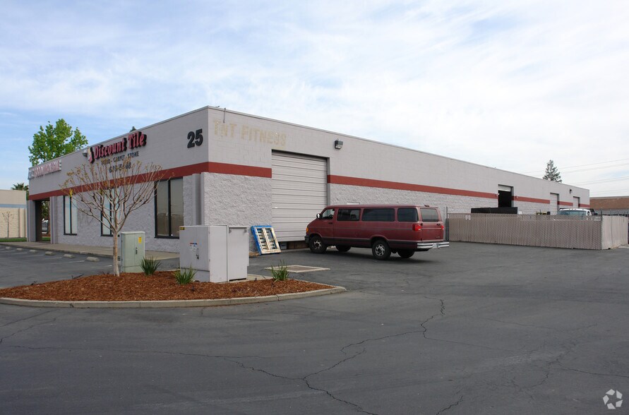 25 Quinta Ct, Sacramento, CA à vendre - Photo de l’immeuble – Image 3 sur 3