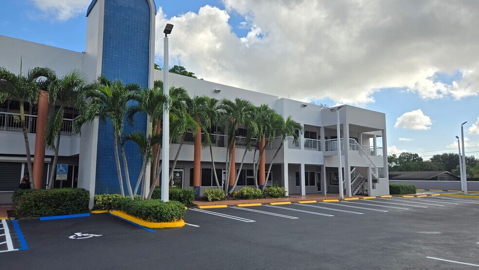 17325 NW 27th Ave, Miami Gardens, FL à louer - Photo de l’immeuble – Image 3 sur 6
