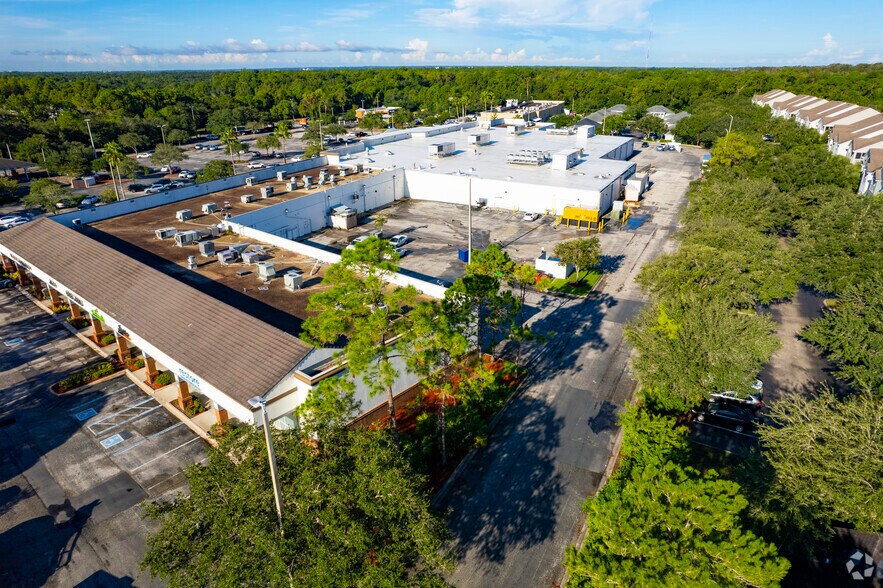12125 W Linebaugh Ave, Tampa, FL à louer - Photo de l’immeuble – Image 3 sur 5