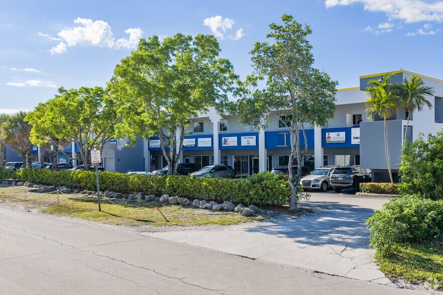 8830-8872 SW 129th Ter, Miami, FL à louer - Photo principale – Image 1 sur 4