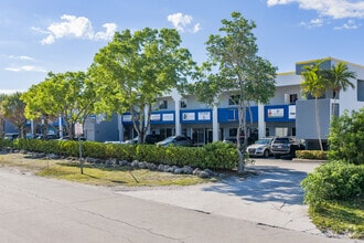 8830-8872 SW 129th Ter, Miami, FL à louer Photo de l’immeuble– Image 1 sur 4