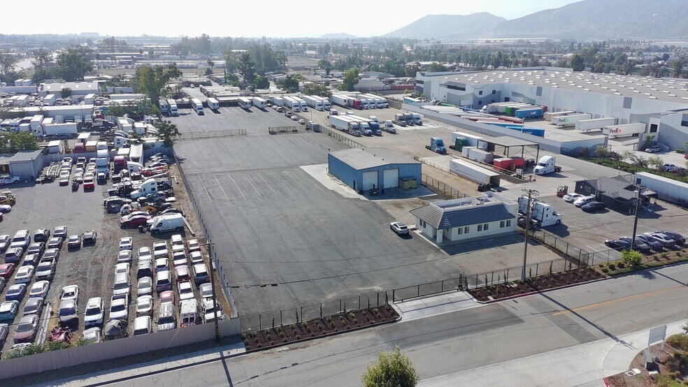 10157-10167 Live Oak Ave, Fontana, CA à louer - Photo de l’immeuble – Image 1 sur 7
