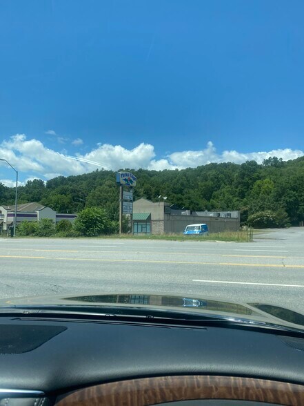 620 Casino Trl, Whittier, NC à louer - Photo de l’immeuble – Image 3 sur 6