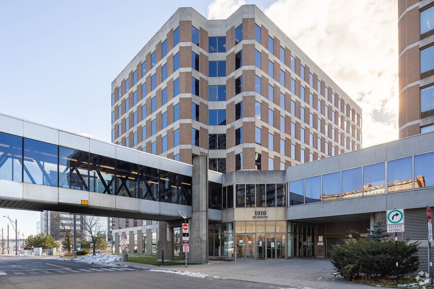 1010 Rue de Sérigny, Longueuil, QC à louer - Photo principale – Image 1 sur 16