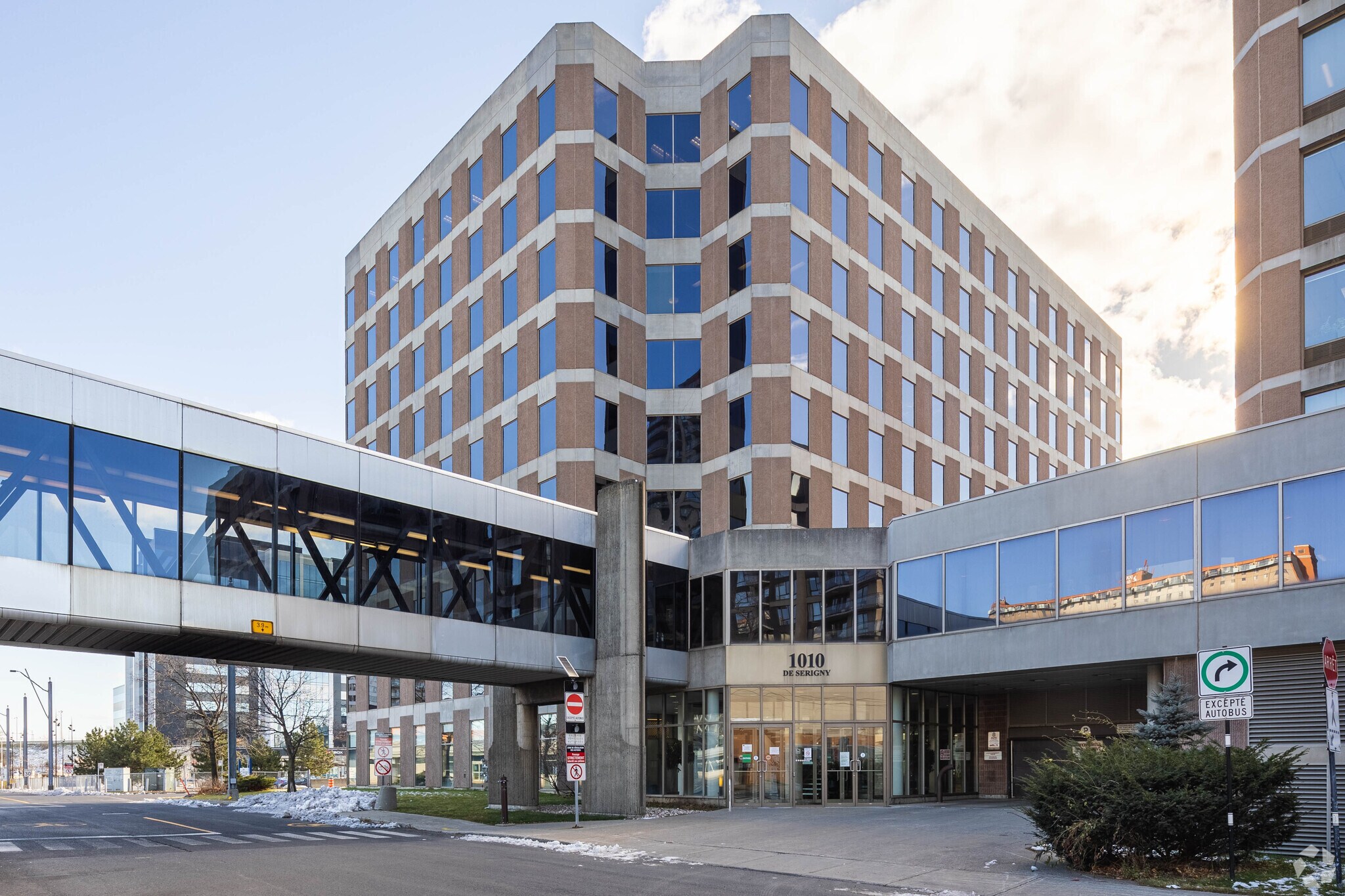 1010 Rue de Sérigny, Longueuil, QC à louer Photo de l’immeuble– Image 1 sur 4