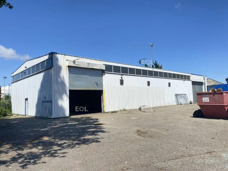 Local d’activités dans Vaulx-en-Velin à louer - Photo de l’immeuble – Image 3 sur 15