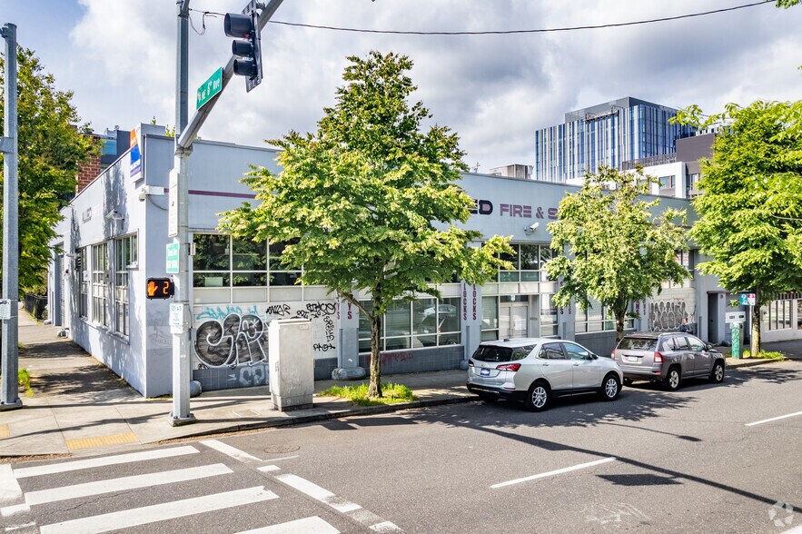 530 NE Couch St, Portland, OR à louer - Photo principale – Image 1 sur 32