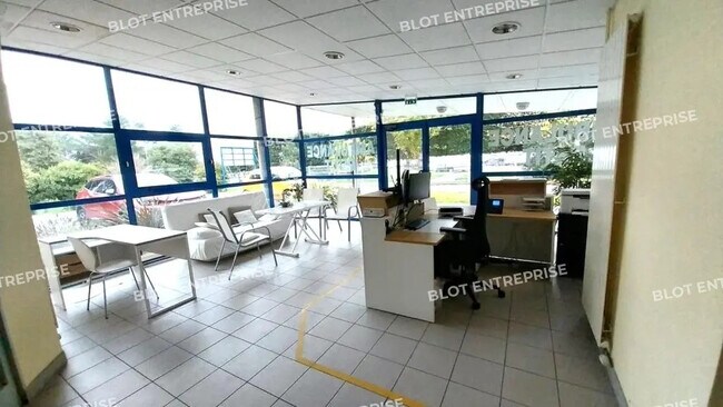 Plus de détails pour 14 Rue De La Croix Desilles, Saint-Malo - Bureau à louer