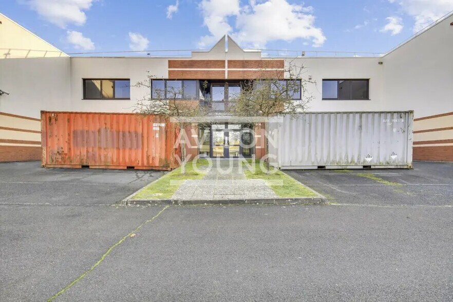 Local d’activités dans Champs-sur-Marne à louer - Photo de l’immeuble – Image 3 sur 4